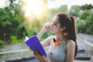 Portre sevimli güzel okuyucu kadın. Okuma veya öğrenme güzel kadın seviyor. Muhteşem bir kadın bilgi arayan seviyor. Güzel bir kız hayal ve kitap okurken düşünüyor. kopya alanı