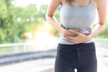 Güzel bir kadın mide alır çünkü zamanında yemiyor ya da çekici kadın acı alır ağrısı veya bazı kanser veya menstruasyon sırasında o yürüyüş bir park nedeniyle karnı acı. kopya alanı