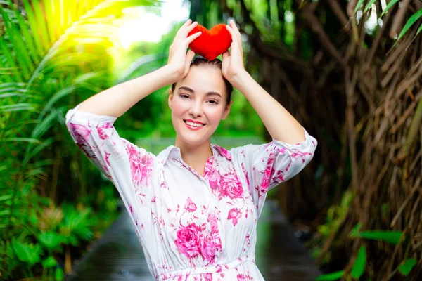 Retrato Encantador Hermosa Mujer Del Amor Atractiva Hermosa Dama Sostiene —  Fotos de Stock