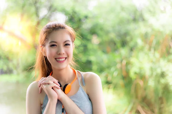 Retrato Encantadora Felicidad Hermosa Mujer Chica Atractiva Siente Feliz Alegre — Foto de Stock