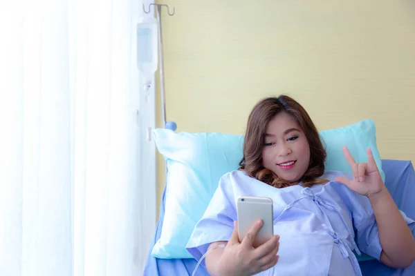 孕妇正在与家人聊天 丈夫使用智能手机和视频通话 美丽的母亲给家庭以爱的象征 鼓励她安全分娩 医院房 — 图库照片