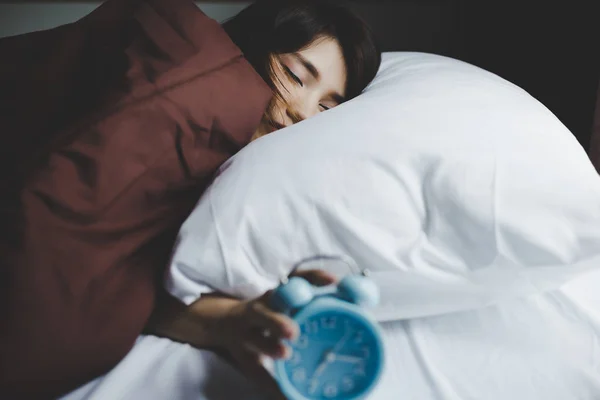 Réveil Est Alarmant Matin Pour Réveiller Belle Femme Est Troublant — Photo