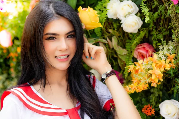 Retrato Encantadora Hermosa Mujer Alegre Las Mujeres Bonitas Sonríen Park —  Fotos de Stock