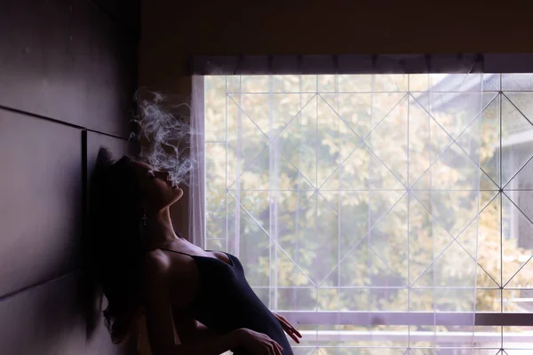 Портрет Чарівної Красивої Моделі Жінки Привабливі Красиві Сексуальні Жінки Курять — стокове фото