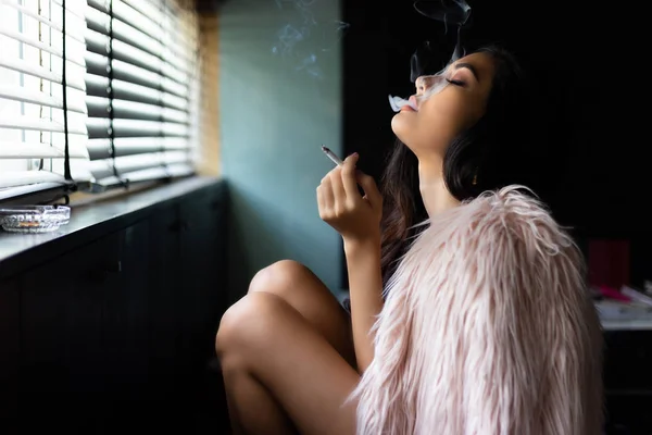 Charmante Belle Femme Sexy Fume Marijuana Cigarette Attrayant Belle Fille Photo De Stock