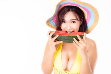 Güzel seksi kadın karpuz ısırma büyüleyici. Güzel kadın aşk yaz sezonu ne zaman çekici güzel ve genç birbayan kumsala gitmek karpuz yeme. Güzel kız giyim bikini, şapka. beyaz izole