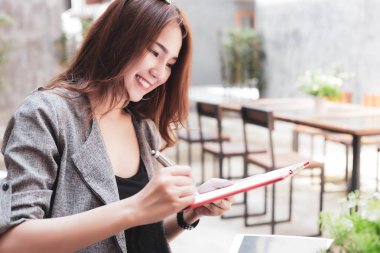 Güzel genç kadın büyüleyici akşam yemeği rezervasyonları müşterilerinin bu gece restoranda akşam yemeği için kontrol ediyor. Çekici güzel kadın mutlu alır. Muhteşem bir kadın olsun iş başarılı