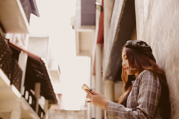 Привлекательная красивая женщина путешественник ищет путь на мобильный телефон, потому что очаровательная женщина турист теряется в городе за границей или за рубежом во время красивой девушки получает отпуск
