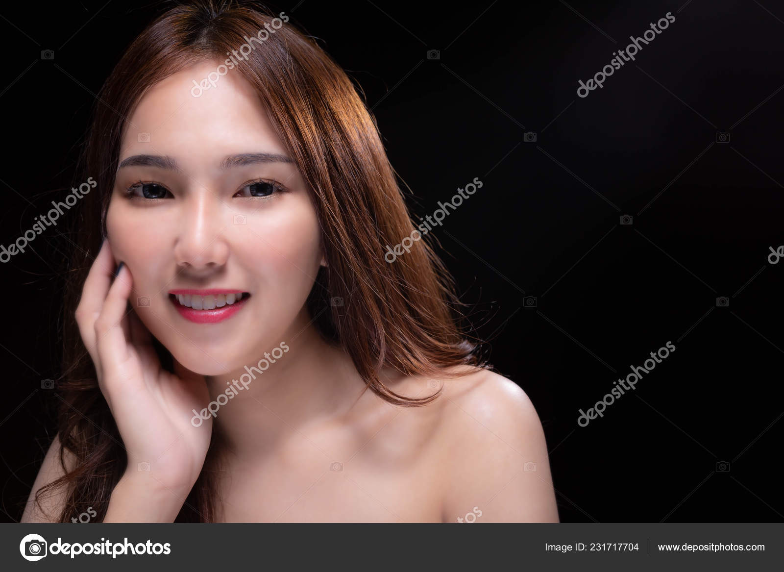 Descarregar - Retrato encantador mulher bonita. Menina bonita atraente tem pele agradável ou lisa e rosto bonito. Linda mulher asiática tem boa saúde. Mulher glamour se sentir feliz com o rosto do sorriso. fundo preto — Imagem de Stock Retrato Encantador Mulher Bonita Menina Bonita Atraente Tem Pele Agradável — Fotografia de Stock