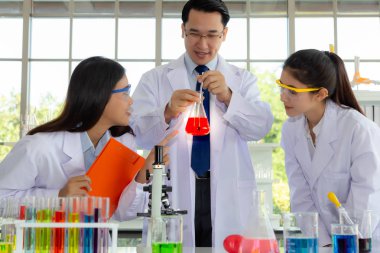 Eğitim kavramı. Profesör veya öğretmenin Üniversitesi öğrencilerinin kadınlar nasıl yapılır hakkında karışık bileşik veya saf veya getirmek için bazı şeyleri kullanmaya hazır madde öğretiyor