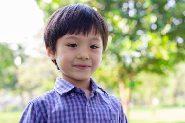 Portre yakışıklı küçük çocuk. Güzel bir çocuk gitmek için ne zaman açık çekici yakışıklı genç çocuk mutlu hissediyor. 3 yaşında. Küçük çocuk yarış, yarım Tayland, yarım İngilizce karışık. Anaokulu öğrenci o