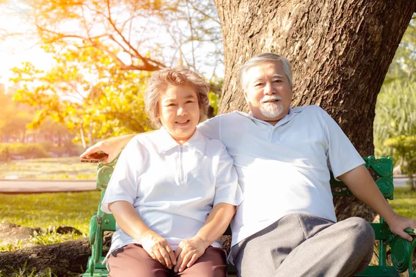肖像画の古いカップル 魅力的なおばあちゃんとおじいちゃんは 強くて良い健康を見る 祖父母は 良い肯定的な思考を常に得ています 高齢の夫と妻の長い間住んでいます 彼らはお互いを愛してください — ストック写真