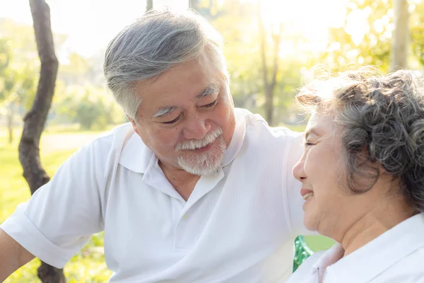 肖像画的老夫妇或退休人员 有魅力的祖父带着爱看他的妻子或祖母 爷爷和奶奶身体很好 老年夫妇得到幸福 他们是浪漫的一对 — 图库照片