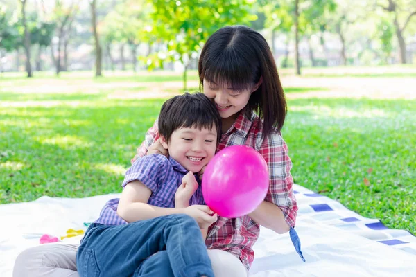 Criança Está Brincando Com Mãe Solteira Parque Mãe Filho Ficam — Fotografia de Stock