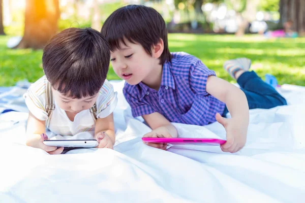 Film izlerken ya da tablet üzerinde oyun ve büyük kardeşi görmezden küçük kardeşi. Ağabeyi nedir onun küçük oğlu bakmak yapıyor. Onlar gelip de hep birlikte oynama