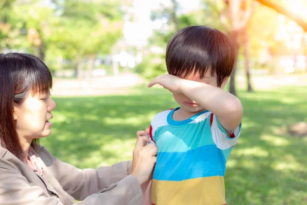 Bonito Filho Está Chorando Sua Mãe Mãe Está Confortando Menino — Fotografia de Stock