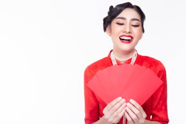 Çekici güzel genç bayan gülüyor ve almak mutluluk ne zaman para Çin yeni yılı içeren kırmızı zarf bir sürü almak. Büyüleyici kadın giyim Çince elbise beyaz, kopya alanı izole