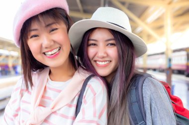 Farklı yaş var. Çekici güzel kadınlar hep birlikte seyahat. Büyüleyici güzel kadınlar en iyi arkadaşımsın ve gülen yüzler ile hafta sonu tatil keyfini çıkarın. Güzel kızlar mutluluk almak