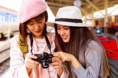 Güzel kadın olsun heyecanlı turist kadın gördüğün zaman onun arkadaşı ile gülen yüz mutlu kamera harika bir fotoğraf. Yakın arkadaşı ve güzel bir yere seyahat aşk çekici güzel kadınlar vardır
