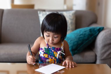 İlk kez o küçük kız kalemi onun evinde oturma odası, bir kağıt üzerine yazmak için kullanır. Küçük çocuk heyecan verici alır ve komik surat wow diyor. O masum ve çok şirin görünüyor