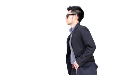 Portre sevimli yakışıklı genç işadamı. Çekici yakışıklı adama bak kopya alanı. Glamour adam kendinden emin görünüyor belirledi. O takım elbise, güneş gözlüğü ve holding çanta giyer. izole beyaz arka plan