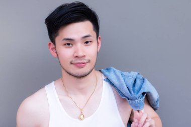 Portre genç adam: kendinden emin ve zeki çekici gülümseyen yakışıklı bir genç adam görünüyor. Büyüleyici adam Triko yelek ve gömlek holding. Cool adam güzel gülümsemesi var. İyi bir adam arıyorum. Asya adam mutlu hissediyorum.