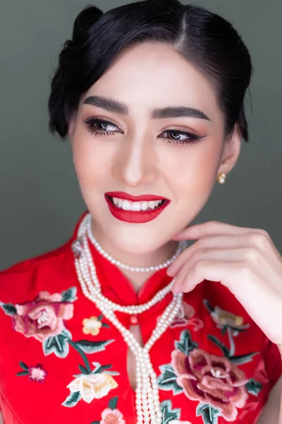 Porträtt Charmiga Vacker Kvinna Attraktiva Vacker Ung Dam Bär Cheongsam — Stockfoto