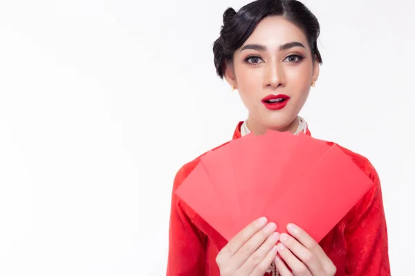 Vacker Kvinna Håll Sex Röda Kuvert Kinesiska Nyåret Charmiga Vacker — Stockfoto