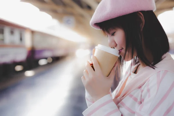 Ładna Kobieta Trzymać Filiżankę Kawy Pić Gorące Czarnej Kawy Rano — Zdjęcie stockowe
