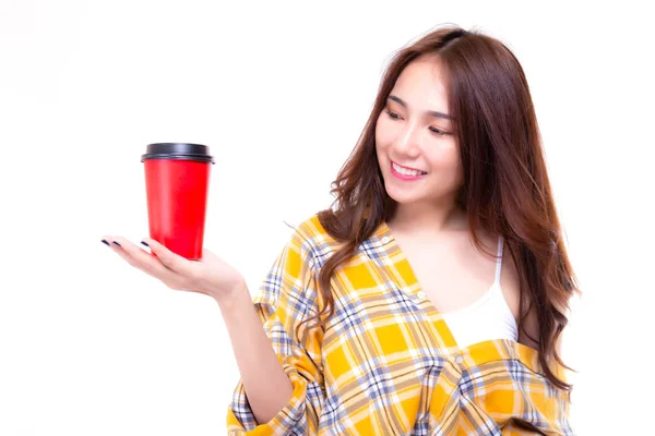 魅力的な美しい女性は コーヒーの紙コップを保持します 魅力的な美しい若いアジア女性を見てそれに分離の白い背景を持つ ようなゴージャスな女の子は 広告のためそれを賞賛します — ストック写真