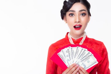 Dolar ya da para ve kırmızı zarf tutan güzel Asyalı kadın. Çekici güzel kadın güzel kız aldığınızda para ya da bonus işverenden mutluluk olsun. O güzel Çin kırmızı elbise giymek
