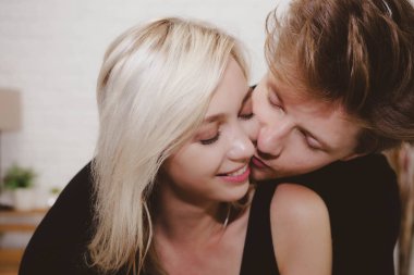 Büyüleyici güzel kız olsun sıcak kalp ve mutluluktan ne zaman yakışıklı erkek öpüşme ve onu kollarına kucaklayan adam. Güzel çift romantik bakmak ve uzun süre birbirlerine aşık