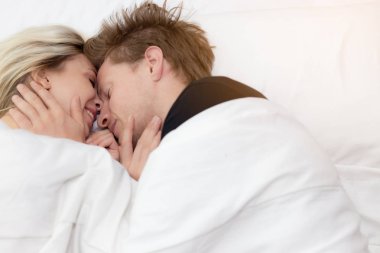 Portre romantik çift. Aşk ile yatakta yatmaya severler. Onlar sabah uyanma. Yakışıklı adam ve güzel genç kadın bak mutluluk ne zaman erkek arkadaş, kız arkadaş kalmak birlikte kopya alanı