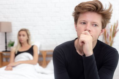 Genç çift duygularını tutmak. Yakışıklı ve güzel genç kadın farklı görüşler hakkına sahiptir. Onlar konuşma ve birbirlerine anlamıyorum. Kocası gelecek hayatları hakkında düşünme.