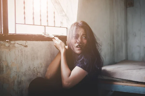 Asiatisk Kvinna Rädd Människohandel Och Försöker Fly Från Rummet Men — Stockfoto