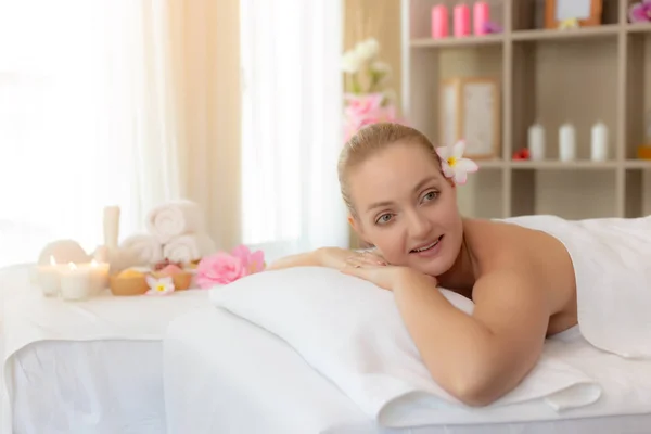 Encantadora Hermosa Mujer Acostada Cama Sala Spa Atractiva Chica Hermosa — Foto de Stock