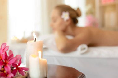 Güzel mumlar spa salonu arka plan güzel kadına spa Oda ahşap tablo. Büyüleyici güzel müşteri yalan eğilimli spa yatakta çıplak Masaj, lüks otel veya tatil için hazırlanması