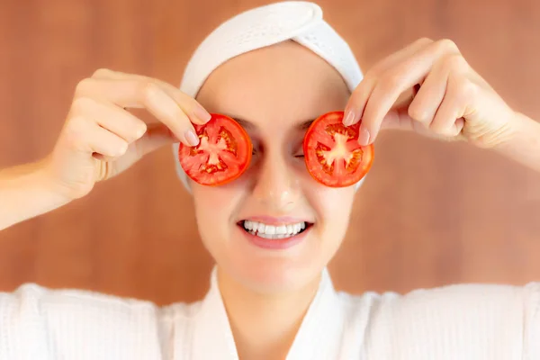 Encantadora Bela Jovem Usar Pedaço Tomate Fatiado Fechar Olhos Com — Fotografia de Stock