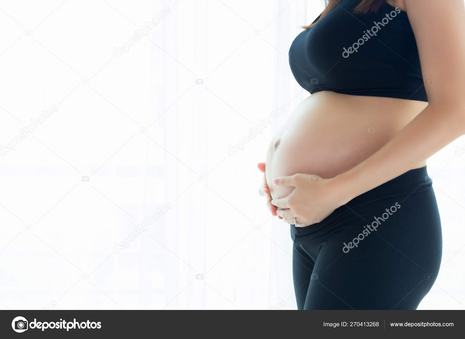 Belle Femme Enceinte Tenant Le Ventre En Utilisant Les Mains Attrayant Belle Fille Enceinte Ou Maman