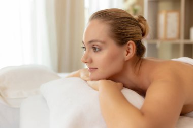 Güzel genç kadın olsun rahatlatıcı spa salonda. Güzel kız bekleyen Masaj terapist masaj güzel spa Room için büyüleyici. Muhteşem müşteri kadın gülümseyerek mutlu hisseder. kopya alanı