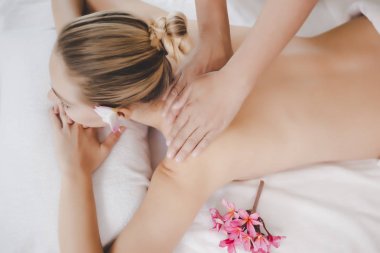 Lüks tatil veya otelde spa salonunda masör masaj müşteri omuz. Güzel müşteri kadın rahatlatıcı, rahat hissediyorum. Çekici güzel kadın spa salonunda yatakta yatıyordu, üst görünümü