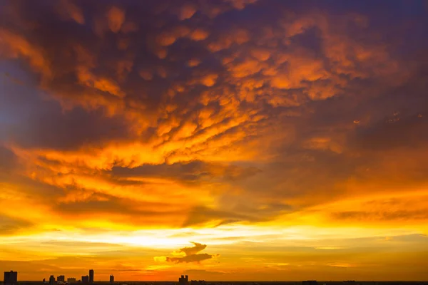 Nuvens Enormes Bonitas Céu Bonito Luz Solar Anoitecer Crepúsculo Parece — Fotografia de Stock