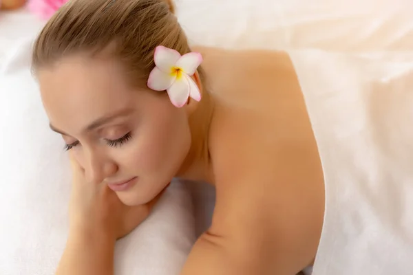 Encantadora mujer joven hermosa cerrar los ojos y sentirse relajado, la felicidad en la habitación de spa en el salón de spa de hotel de lujo o resort. Atractiva chica hermosa usar toalla. Mujer hermosa tiene buena piel, buena salud — Foto de Stock