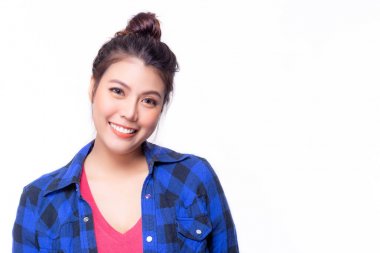 İfade kavramı. Çekici güzel genç kadın güzel bir gülümseme vardır. Çekici güzel kız güzel beyazlatma dişleri vardır. Glamour kadın gömlek ve tişört giyer. O örgülü topuz saç tarzı olsun. Izole