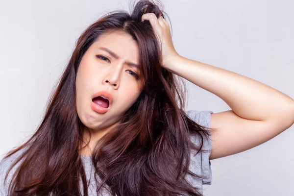 Expression concept. Beautiful young woman feel sleepy and yawning. Attractive young girl is lazy person. She does not want get up early and lazy to do everything. She get boring. She scratch her head — Stock Photo, Image