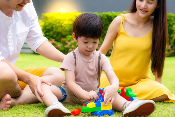 Feliz conceito de família. Menino ou filho bonito brincando de brinquedo, pai e mãe torcendo seu filho com rostos sorridentes. Pai, mãe e filho ficam sempre juntos e amam-se tanto. Eles são família feliz — Fotografia de Stock