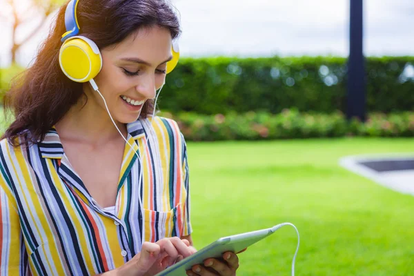 Mulher Bonita Atraente Ouvir Música Tablet Usando Fone Ouvido Com — Fotografia de Stock
