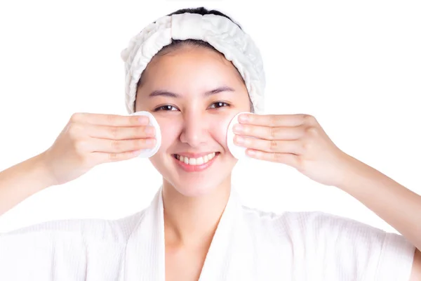 Schöne asiatische Frau entfernt Make-up und reinigt ihr Gesicht mit weißen Wattepads. Schönheit Frau verwenden Wattestäbchen Pad nach dem fertigen Bad. isoliert auf weißem Hintergrund. Hautpflege, Schönheitskonzept. — Stockfoto