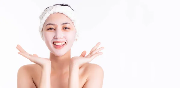 Junge Asiatin mit Kollagengesichtsmaske auf schöner strahlender Gesichtshaut. Hautpflege, Smiley-Gesicht, Glück. hübsche junge Frau mit klarer, heller Gesichtshaut. Kopierraum, isoliert auf weiß — Stockfoto