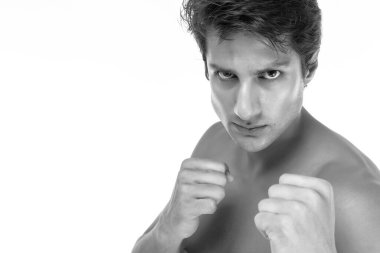 Yakışıklı genç adam boksör ya da boksör. Genç adam kendinden emin ve kararlı görünüyor. Savaşmaya ve işi kazanmaya hazır. Havalı adam egzersizi ya da sağlık için egzersiz. Boşluğu kopyala, siyah ve beyaz